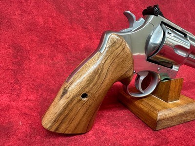 SMITH & WESSON 629 MOUNTAIN GUN 44 MAG 4" SS BEAR HUG GRIPS/GOLD BEAD/NO IL 44 Magnum | 44 Special (14041) - Image 2 of 8
