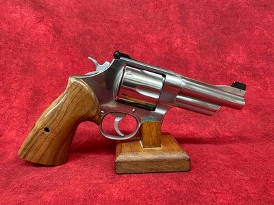 SMITH & WESSON 629 MOUNTAIN GUN 44 MAG 4" SS BEAR HUG GRIPS/GOLD BEAD/NO IL 44 Magnum | 44 Special (14041) - Image 1 of 8
