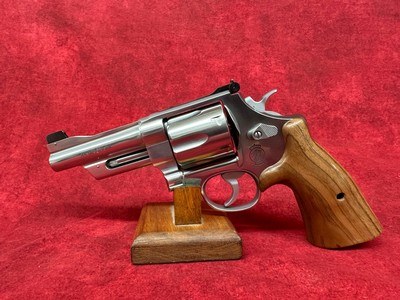SMITH & WESSON 629 MOUNTAIN GUN 44 MAG 4" SS BEAR HUG GRIPS/GOLD BEAD/NO IL 44 Magnum | 44 Special (14041) - Image 6 of 8