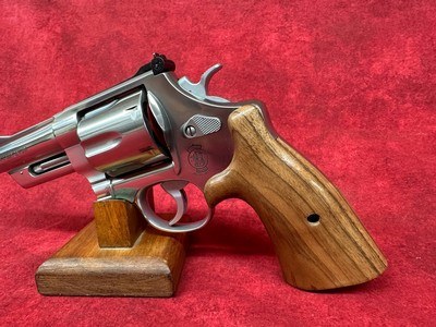 SMITH & WESSON 629 MOUNTAIN GUN 44 MAG 4" SS BEAR HUG GRIPS/GOLD BEAD/NO IL 44 Magnum | 44 Special (14041) - Image 7 of 8