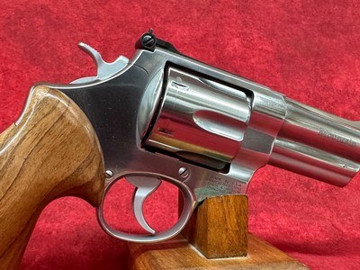 SMITH & WESSON 629 MOUNTAIN GUN 44 MAG 4" SS BEAR HUG GRIPS/GOLD BEAD/NO IL 44 Magnum | 44 Special (14041) - Image 4 of 8