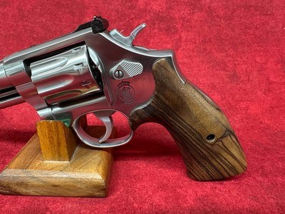 SMITH & WESSON 617 MOUNTAIN GUN 22LR 4" SS BEAR HUG GRIPS/GOLD BEAD SIGHT LIPSEY'S EXCLUSIVE (14107) - Image 7 of 10