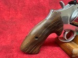SMITH & WESSON 617 MOUNTAIN GUN 22LR 4" SS BEAR HUG GRIPS/GOLD BEAD SIGHT LIPSEY'S EXCLUSIVE (14107) - Image 2 of 10