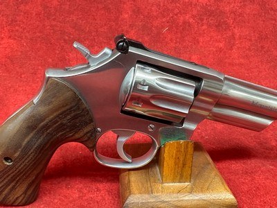 SMITH & WESSON 617 MOUNTAIN GUN 22LR 4" SS BEAR HUG GRIPS/GOLD BEAD SIGHT LIPSEY'S EXCLUSIVE (14107) - Image 4 of 10