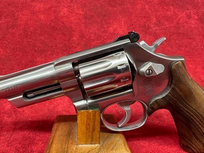 SMITH & WESSON 617 MOUNTAIN GUN 22LR 4" SS BEAR HUG GRIPS/GOLD BEAD SIGHT LIPSEY'S EXCLUSIVE (14107) - Image 9 of 10