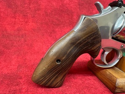 SMITH & WESSON 617 MOUNTAIN GUN 22LR 4" SS BEAR HUG GRIPS/GOLD BEAD SIGHT LIPSEY'S EXCLUSIVE (14107) - Image 2 of 10