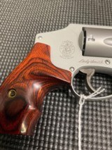 Smith & Wesson 642–2 Lady Smith, 38 special excellent condition - 2 of 5