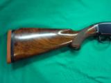 A FINE WINCHESTER MODEL 12 PIGEON GRADE TRAP GUN, 2 PIN VENT RIB. MADE IN 1959. - 2 of 8