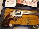 Smith and Wesson model 629 Classic Deluxe-NIB - 1 of 5