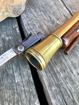 A CURIOUS ENGLISH BLUNDERBUSS WITH SPRING BAYONET IN EXCELLENT MECHANICAL CONDITION - 9 of 12