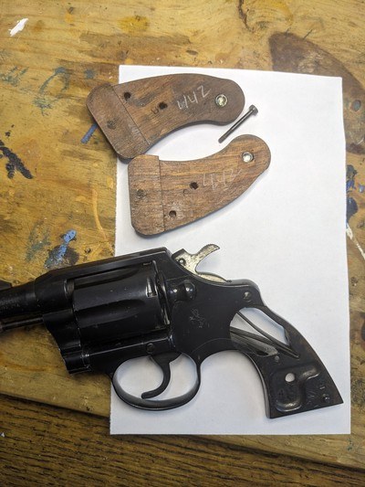 Vintage 1965 Colt Detective Special with numbered box and black pearl extra grips - Image 13 of 15