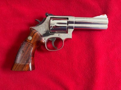 Smith Wesson 586 (no dash) Distinguished Combat Magnum with Factory Nickel Finish ** 4 inch barrel ** 357 Magnum - Image 1 of 10