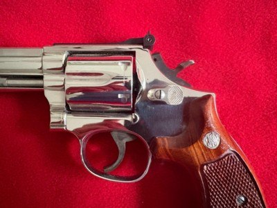Smith Wesson 586 (no dash) Distinguished Combat Magnum with Factory Nickel Finish ** 4 inch barrel ** 357 Magnum - Image 4 of 10