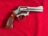 Smith Wesson 586 (no dash) Distinguished Combat Magnum with Factory Nickel Finish ** 4 inch barrel ** 357 Magnum