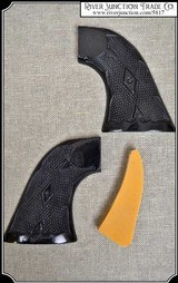 Grips ~ Colt SA Fleur de Lys Checker Grips - Black RJT#5817 - 1 of 5