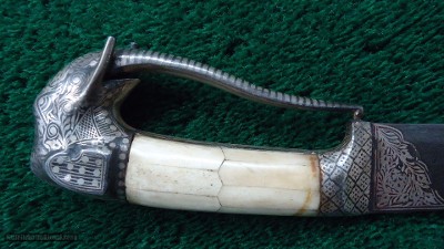 METAL ELEPHANT HEAD AND BONE HANDLE INDO PERSIAN MOGHAL DAGGER - Image 5 of 12