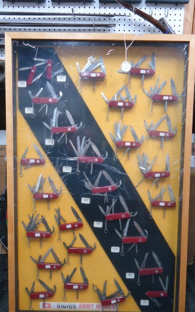 VERY INTERESTING AND UNIQUE FACTORY DISPLAY BOARD WITH 27 SWISS ARMY KNIVES - Image 7 of 7