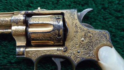 VERY ATTRACTIVE GOLD PLATED ENGRAVED SMITH & WESSON 32 DA 1ST MODEL HAND EJECT REVOLVER - Image 7 of 17