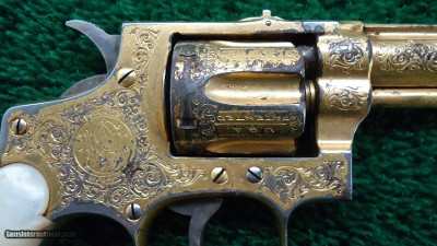 VERY ATTRACTIVE GOLD PLATED ENGRAVED SMITH & WESSON 32 DA 1ST MODEL HAND EJECT REVOLVER - Image 6 of 17