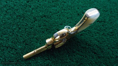 VERY ATTRACTIVE GOLD PLATED ENGRAVED SMITH & WESSON 32 DA 1ST MODEL HAND EJECT REVOLVER - Image 4 of 17