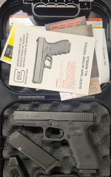 Glock G22 .40 S&W Gen 3 still New in Box - 1 of 8