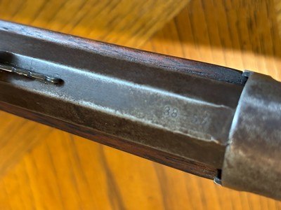 FIRST YEAR PRODUCTION WINCHESTER 1894 RIFLE, 4 DIGIT SERIAL, 38-55 CAL - Image 4 of 15