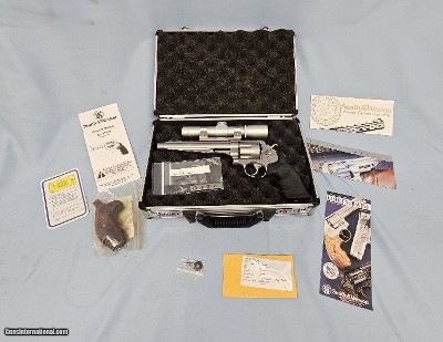 SMITH & WESSON 629-6 44 MAGNUM