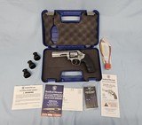 SMITH & WESSON 617-6 .22 L.R.