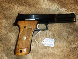 Smith &Wesson Model 422 22LR - 2 of 8