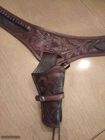 Leather holster rig, revolver