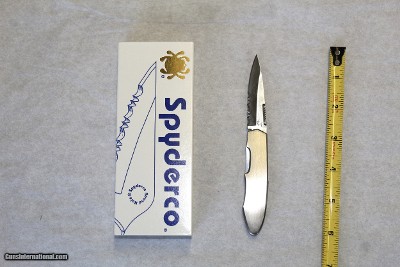 SPYDERCO SOLO LINERLOCK, HALF SERRATED, BRAND NEW IN ORIGINAL BOX (S004PS)