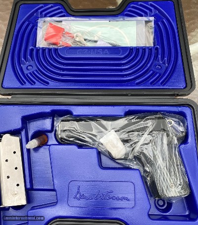 DAN WESSON VALKYRIE 45ACP, 4.25" BL, G10 GRIPS, NEW IN CASE, NEVER FIRED.