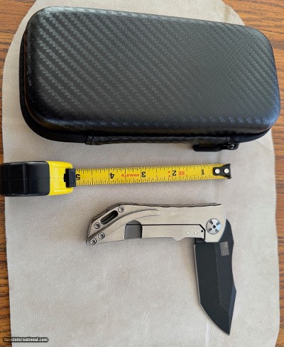 DDR TITANIUM KNIFE IN PRESENTATION CASE