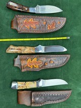 ASSORTMENT OF 3 DON LOZIER CUSTOM MADE KNIVES WITH HAND MADE SHEATHS. - Image 1 of 2