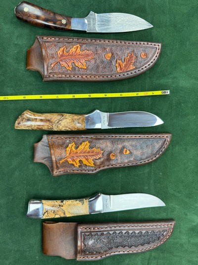 ASSORTMENT OF 3 DON LOZIER CUSTOM MADE KNIVES WITH HAND MADE SHEATHS. - Image 1 of 2