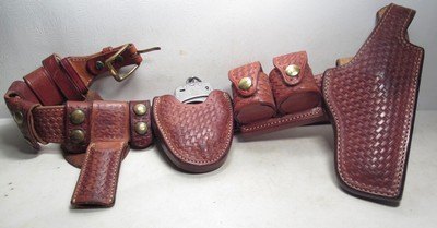 EL PASO SADDLERY MADE GUN RIG with SMITH & WESSON HANDCUFFS from COLLECTING TEXAS