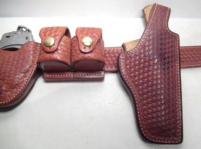 EL PASO SADDLERY MADE GUN RIG with SMITH & WESSON HANDCUFFS from COLLECTING TEXAS - Image 4 of 13