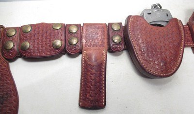 EL PASO SADDLERY MADE GUN RIG with SMITH & WESSON HANDCUFFS from COLLECTING TEXAS - Image 3 of 13