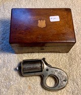 Reid Knuckle Duster .22 caliber 7 shot revolver in case - 10 of 11