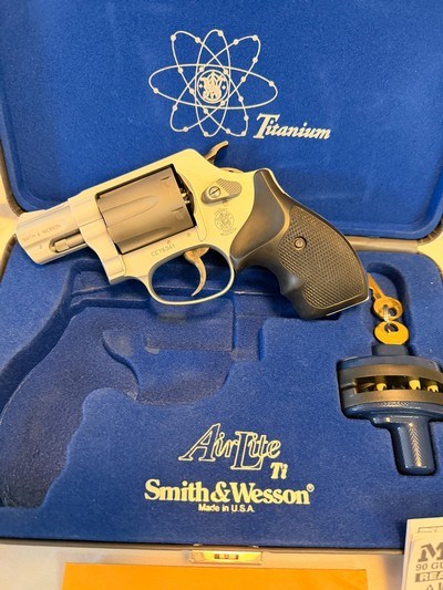 Smith & Wesson .32 Cal Titanium Air Lite 6 shot Revolver. New in Box - Image 5 of 9