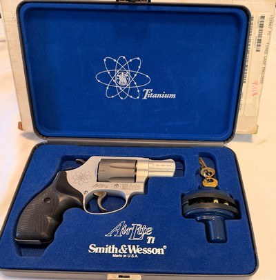 Smith & Wesson .32 Cal Titanium Air Lite 6 shot Revolver. New in Box - Image 7 of 9