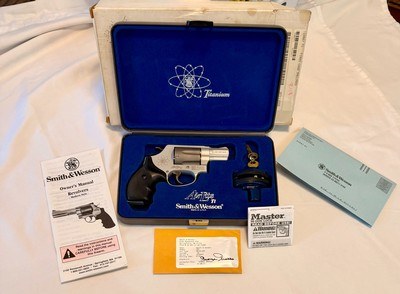Smith & Wesson .32 Cal Titanium Air Lite 6 shot Revolver. New in Box - Image 4 of 9