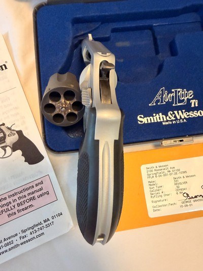 Smith & Wesson .32 Cal Titanium Air Lite 6 shot Revolver. New in Box - Image 6 of 9