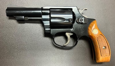 S&W MODEL 37 CHIEFS SPECIAL AIRWEIGHT 38 SPECIAL 3” BARREL EXCELLENT/NEW IN BOX BUILT IN 1982 - Image 3 of 7