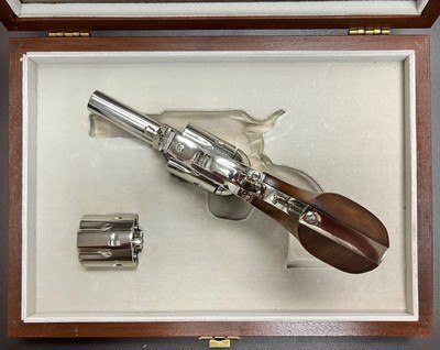 PRESENTATION CASED 3RD GEN COLT SAA SHERIFFS MODEL DUAL CYLINDER .44 SPECIAL/.44-40 UNFIRED AS NEW CONDITION - Image 4 of 11