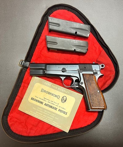 PRISTINE ORIGINAL CONDITION BROWNING HI POWER T SERIES 9MM PISTOL THREE MAGAZINES, ORIGINAL POUCH, & OWNERS MANUAL BUILT IN 1969 - Image 2 of 9
