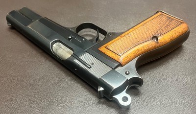 T SERIES BROWNING HI POWER 9MM PISTOL 4.65” BARREL EXCELLENT BORE TWO MAGAZINES FINE ORIGINAL CONDITION BUILT IN 1967 - Image 4 of 7