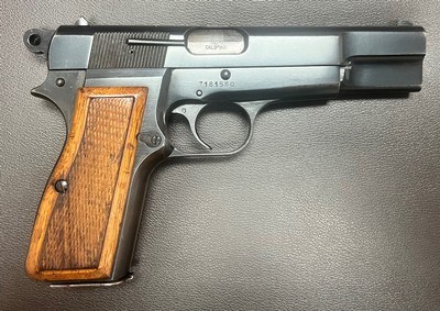 T SERIES BROWNING HI POWER 9MM PISTOL 4.65” BARREL EXCELLENT BORE TWO MAGAZINES FINE ORIGINAL CONDITION BUILT IN 1967 - Image 1 of 7