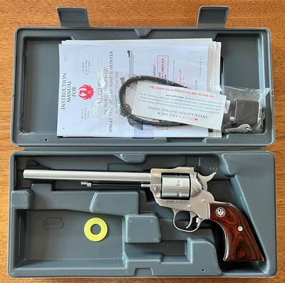 LIPSEYS EXCLUSIVE RUGER SINGLE SEVEN STAINLESS .327 FEDERAL MAGNUM 7.5” BARREL EXCELLENT CONDITION WITH BOX & PAPERWORK BUILT IN 2018 - Image 1 of 9