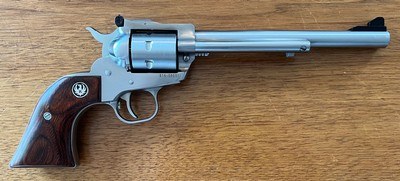 LIPSEYS EXCLUSIVE RUGER SINGLE SEVEN STAINLESS .327 FEDERAL MAGNUM 7.5” BARREL EXCELLENT CONDITION WITH BOX & PAPERWORK BUILT IN 2018 - Image 2 of 9
